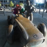 Juan-Manuel-Fangio-Monument vor Mercedes Benz in Puerto Madero